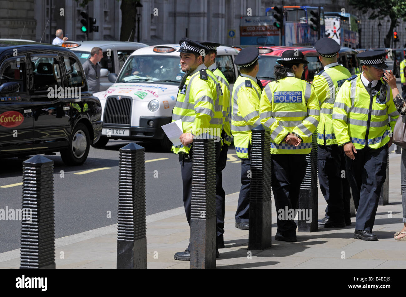 Londres, Angleterre, Royaume-Uni. Agents de la police métropolitaine de service durant une manifestation des chauffeurs de taxi dans le centre de Londres, le 11 juin, 2014 Banque D'Images