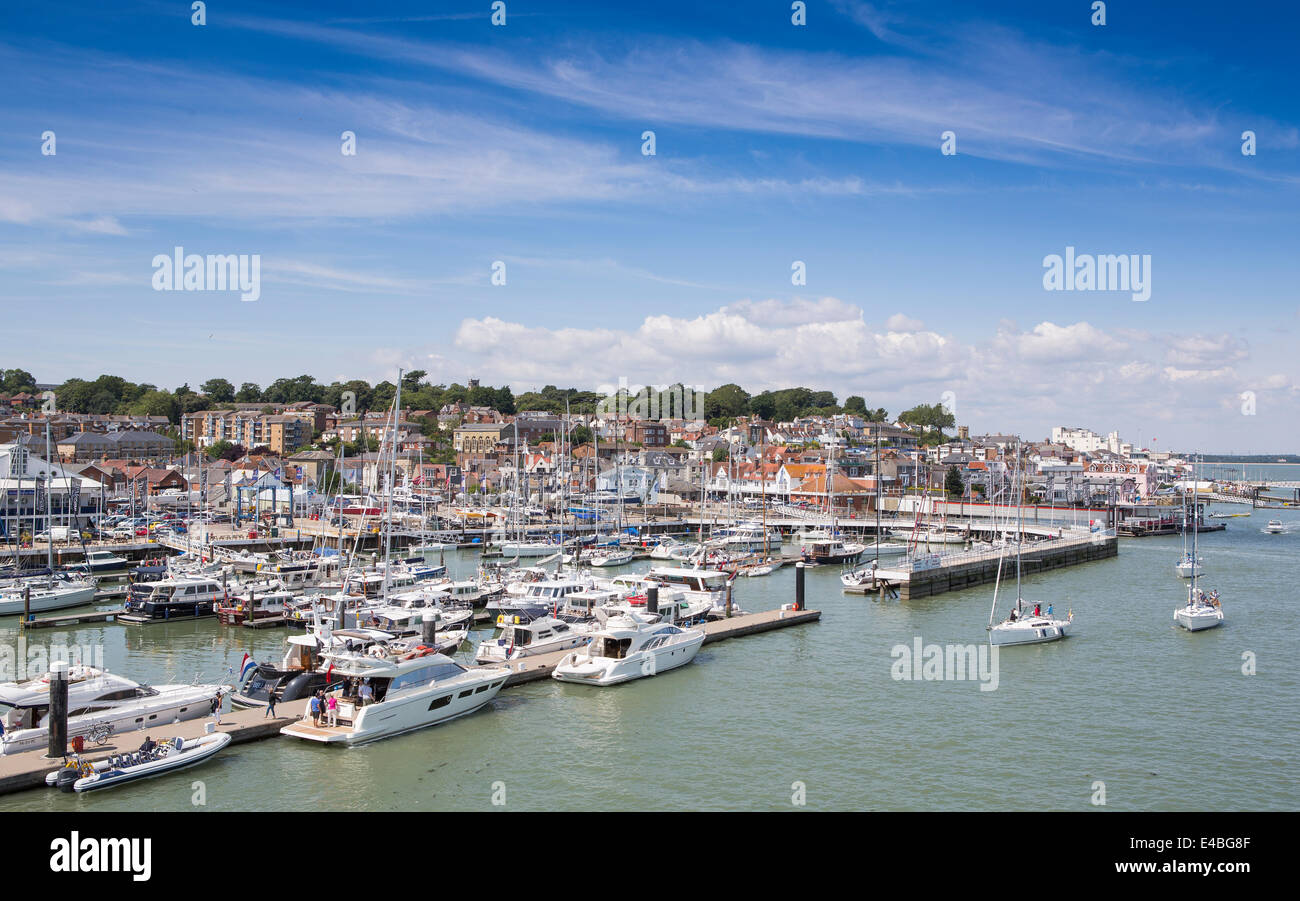 Vue générale de Cowes marina sur le Solent sur l'île de Wight sur une journée ensoleillée. Banque D'Images