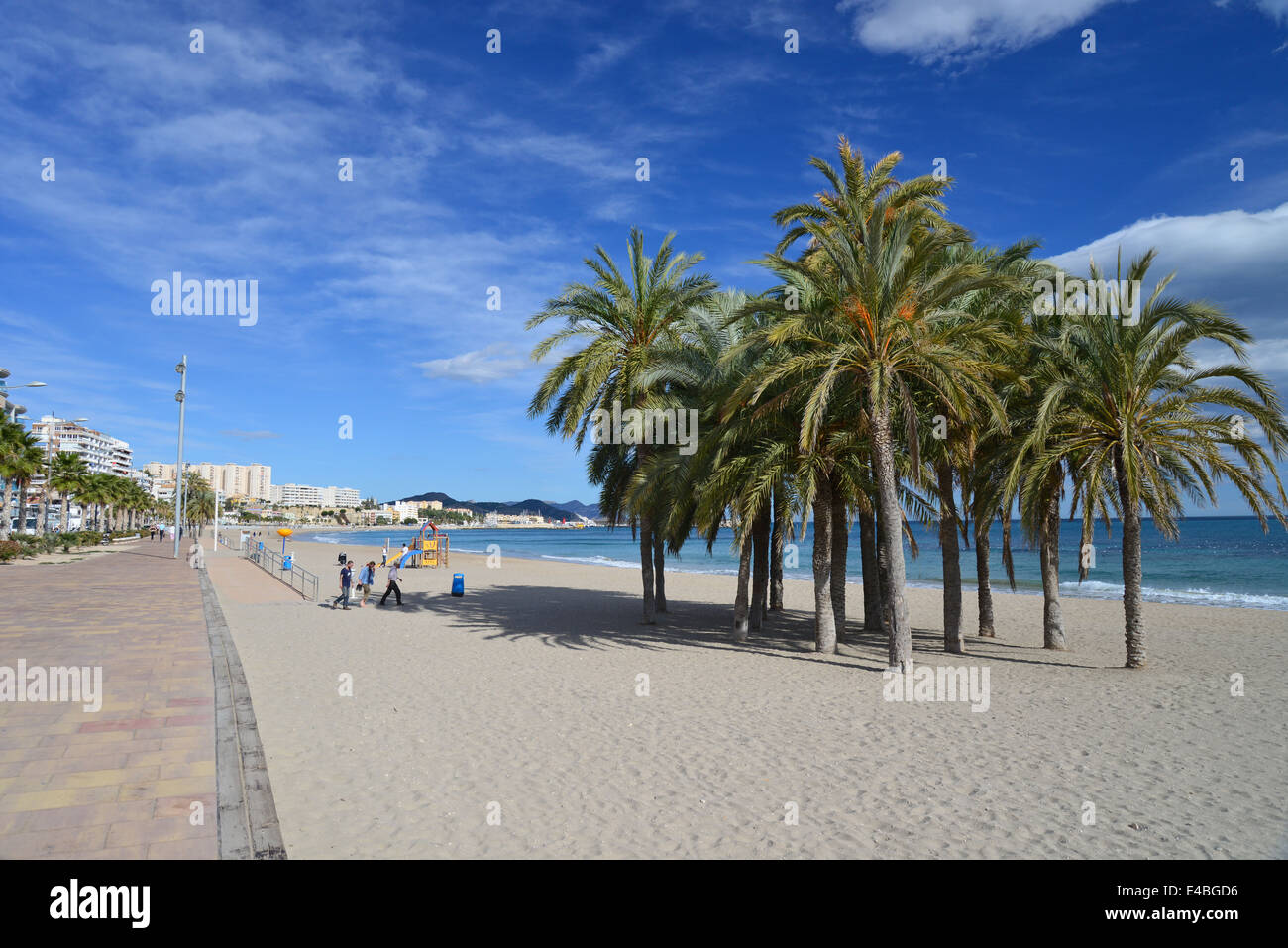 L'esplanade du front de mer, La Vila Joiosa (Villajoyosa), Costa Blanca, Alicante Province, Royaume d'Espagne Banque D'Images