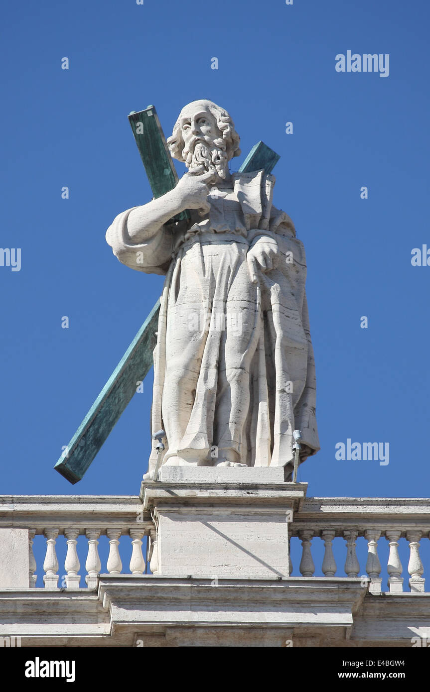 Statue de l'Apôtre sur le haut de la Basilique Saint Pierre de façade. Rome, Italie Banque D'Images