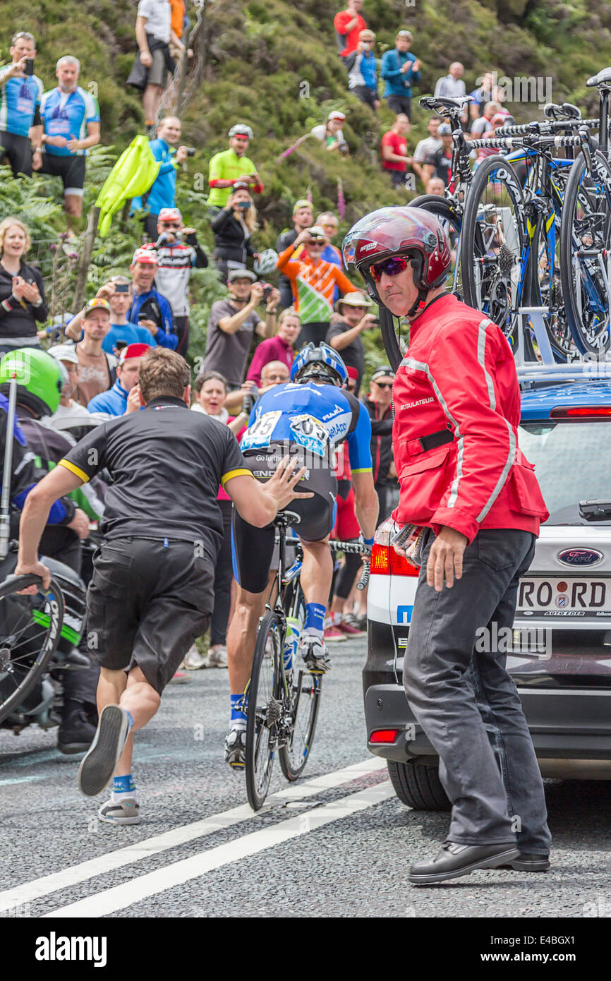 Bartosz Huzarski est repoussé après avoir perdu chez le cote de Blubberhouses pendant le Grand Départ de l'étape 2 à Kexgill Banque D'Images