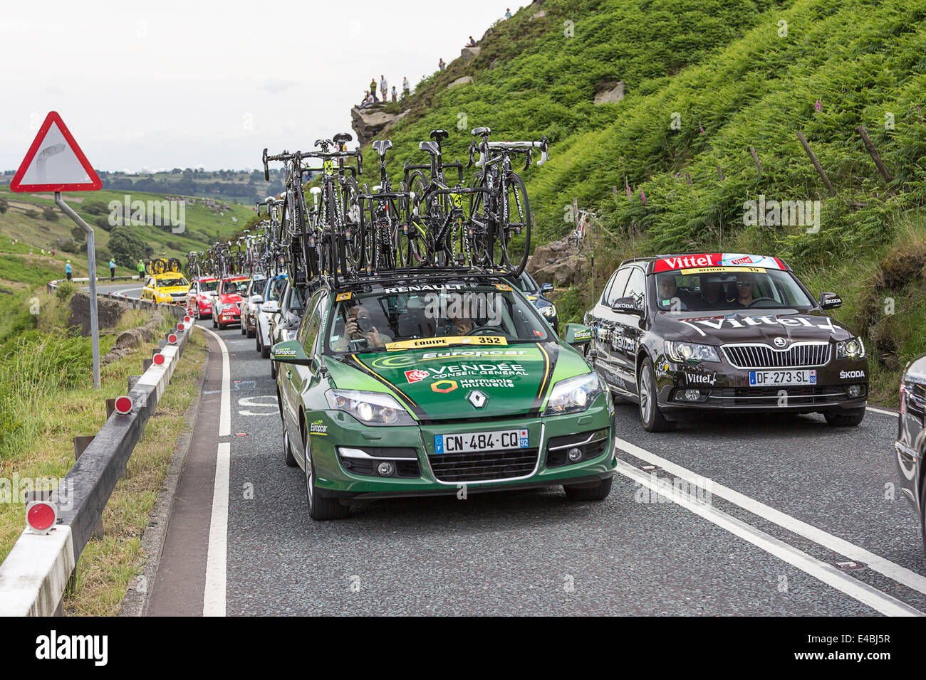 Soutien de l'équipe montée voitures Kex Gill passer pendant le cote de Blubberhouses pendant le Tour de France Grand Départ à Kex Gill Col Banque D'Images