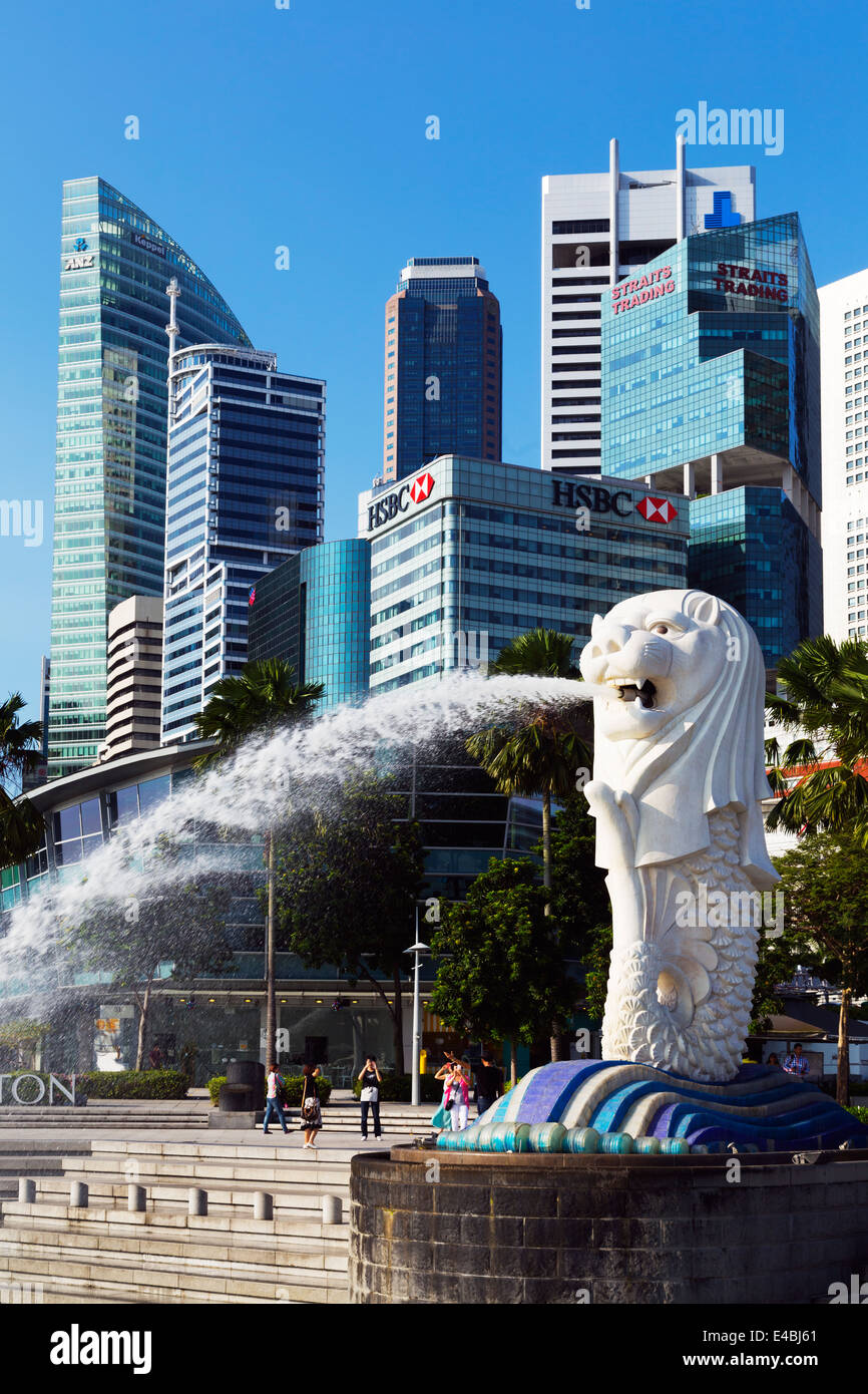 L'Asie du Sud Est, Singapour, Merlion et édifices du centre-ville Banque D'Images