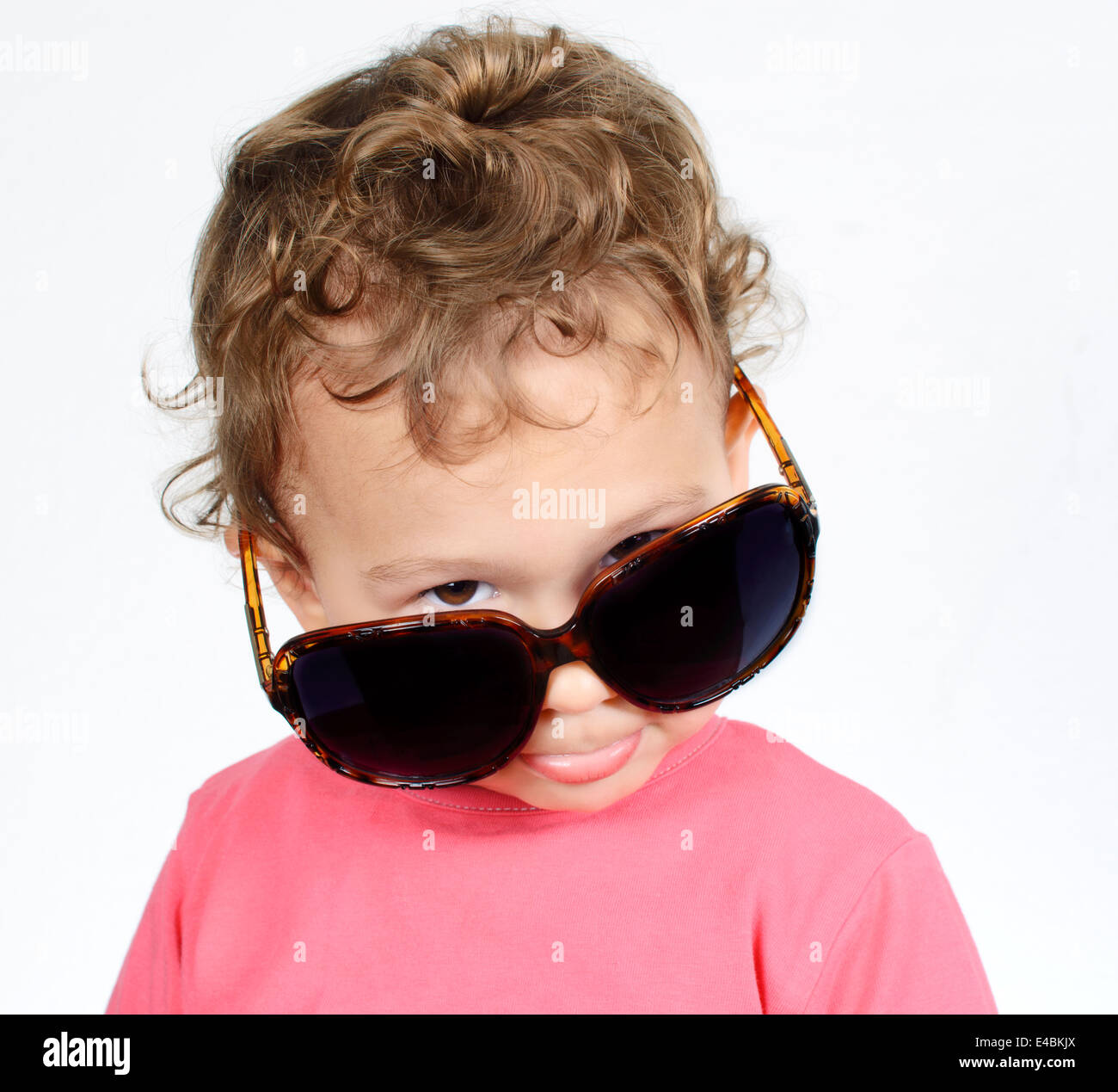 Drôle de petit enfant avec des lunettes de soleil sur fond blanc Photo  Stock - Alamy