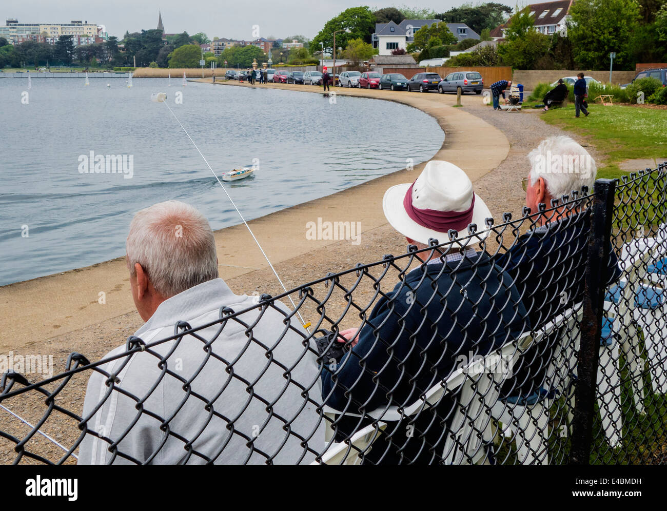 Hommes matures se reposent au Yacht Club Radio du parc Poole, Dorset, England, UK Banque D'Images