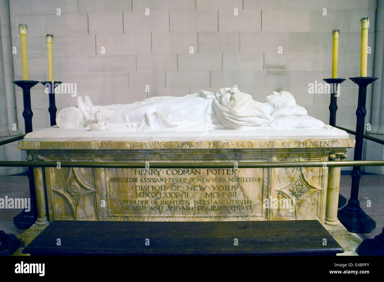 Sarcophage pour évêque Horatio Potter à la Cathédrale de St John the Divine. Amsterdam Avenue New York, NY Banque D'Images