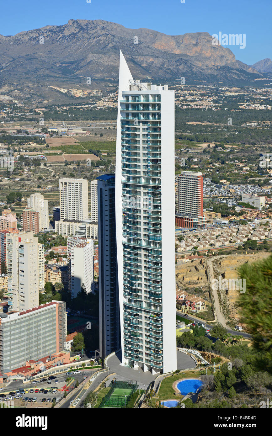 Vue de ce gratte-ciel moderne de La Cruz de Benidorm, Benidorm, Costa Blanca, Alicante Province, Royaume d'Espagne Banque D'Images