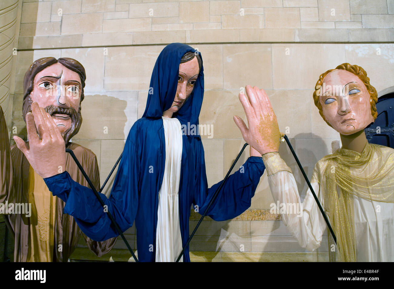 Trois marionnettes utilisées durant les fêtes de Noël de la nativité sont logés à l'intérieur de la cathédrale de Saint John the Divine, à New York Banque D'Images