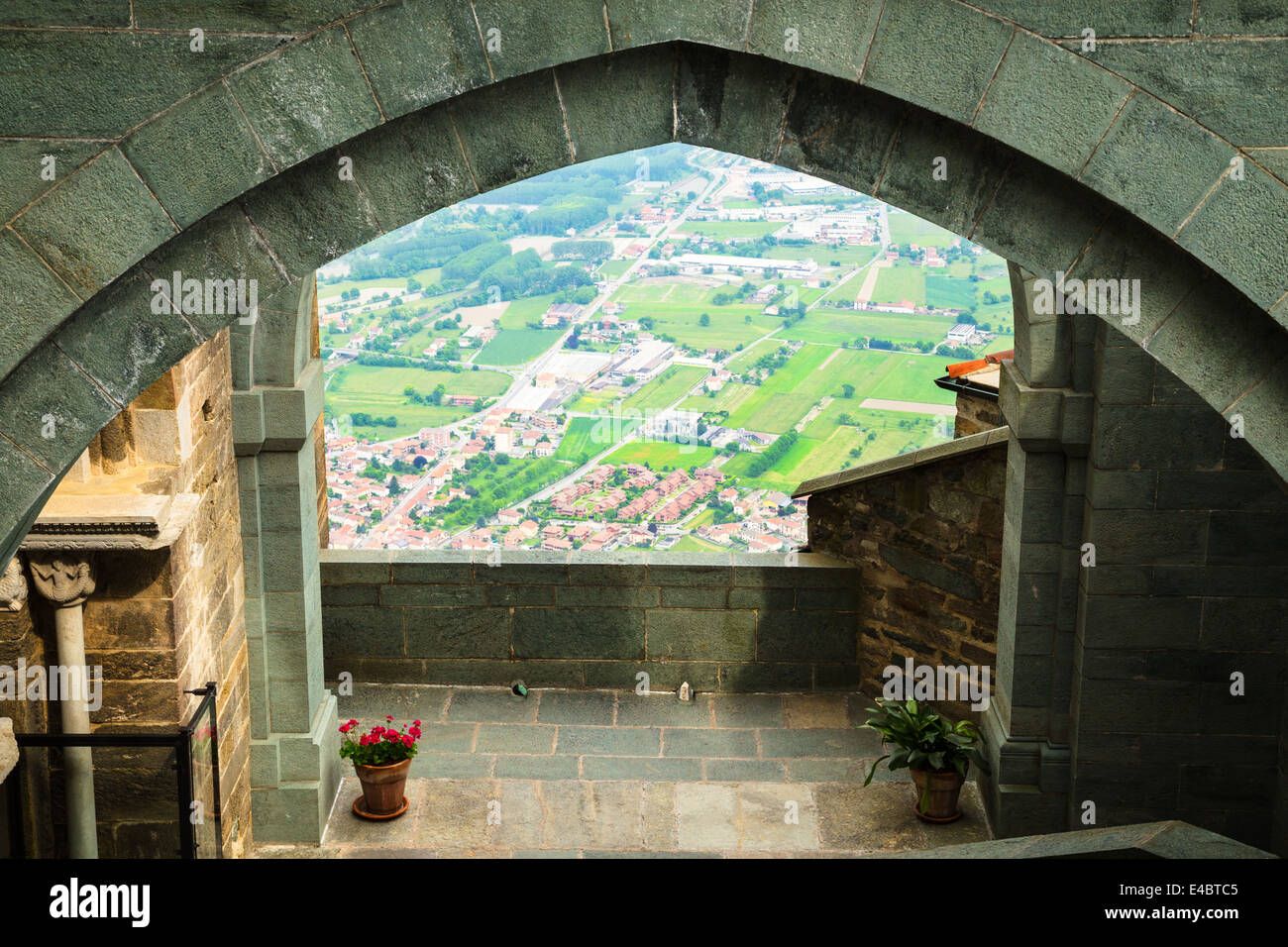 Vue depuis la cour intérieure de l'église du monastère de Sacra di San Michele dans la vallée de Suse, en Italie. Banque D'Images