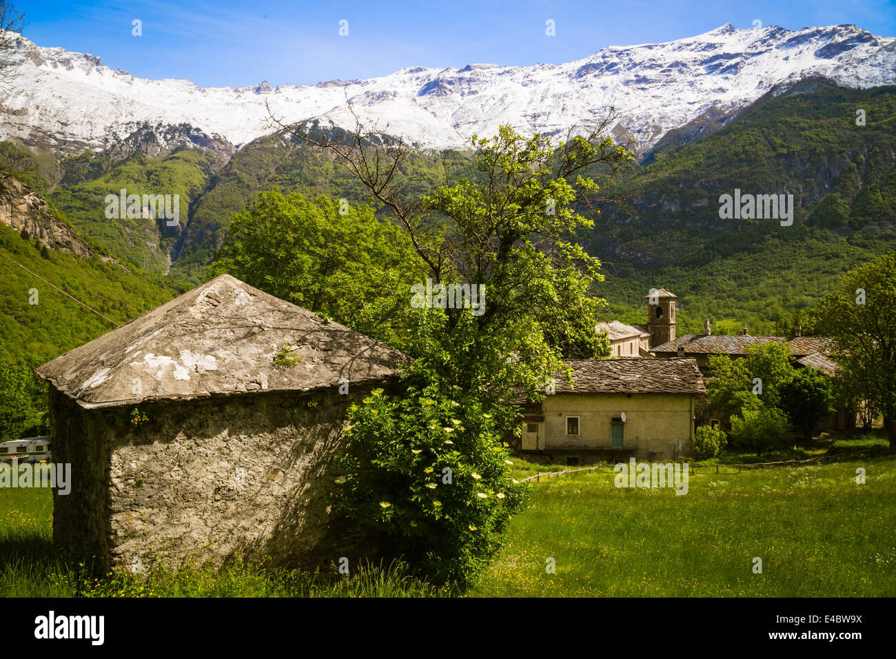 Les remparts, y compris le monastère de Novalesa dans la vallée de Susa, Piémont, Italie. Banque D'Images