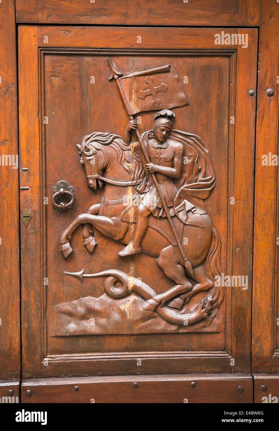 Sculpture de St George sur porte de l'église en bois, Moncenisio, Vallée de Suse, en Italie. Banque D'Images