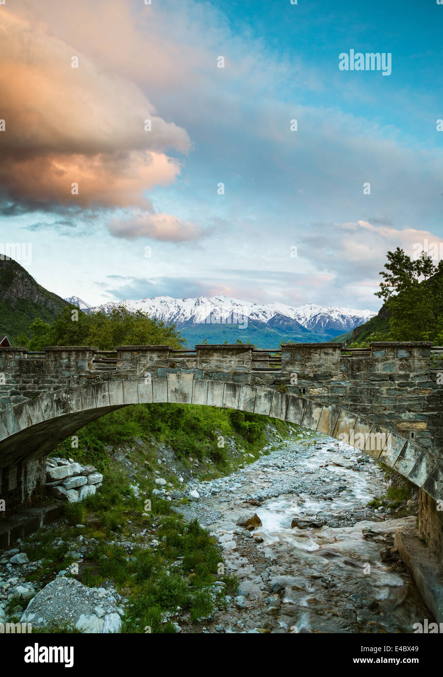 Le vieux pont de Novalesa au crépuscule, Susa Valley, Piémont, Italie. Banque D'Images