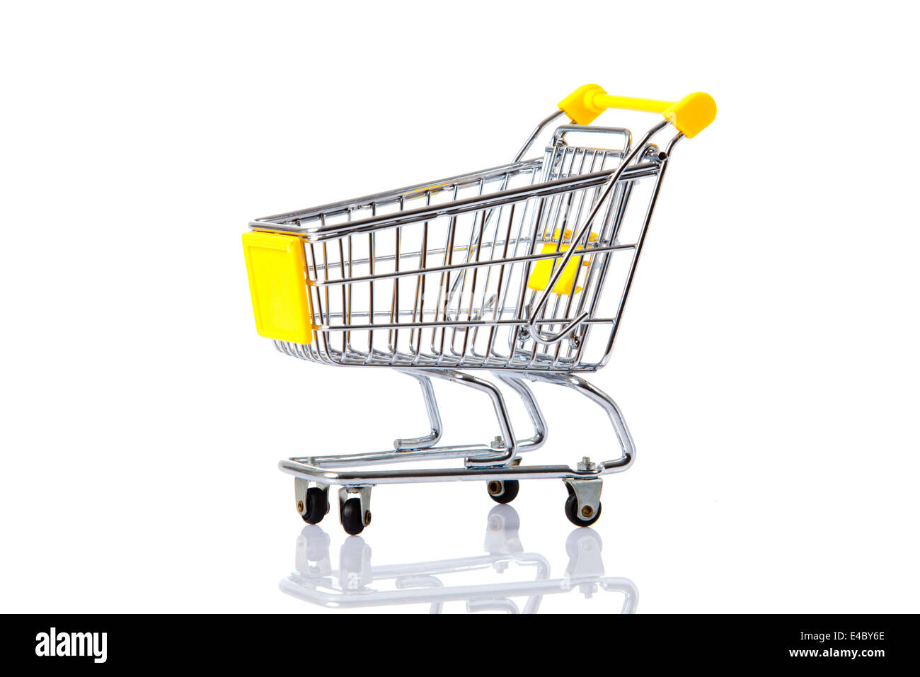 Panier isolé sur le livre blanc Banque D'Images