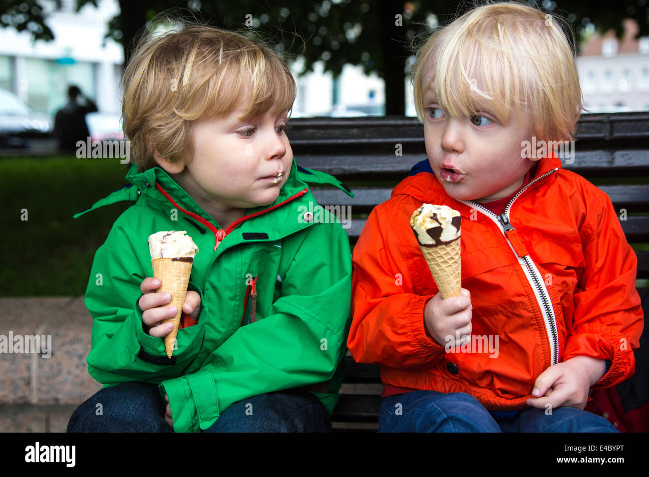 Deux jeunes enfants de manger des glaces, Montreuil-sur-Mer, Pas-de-Calais, France Banque D'Images