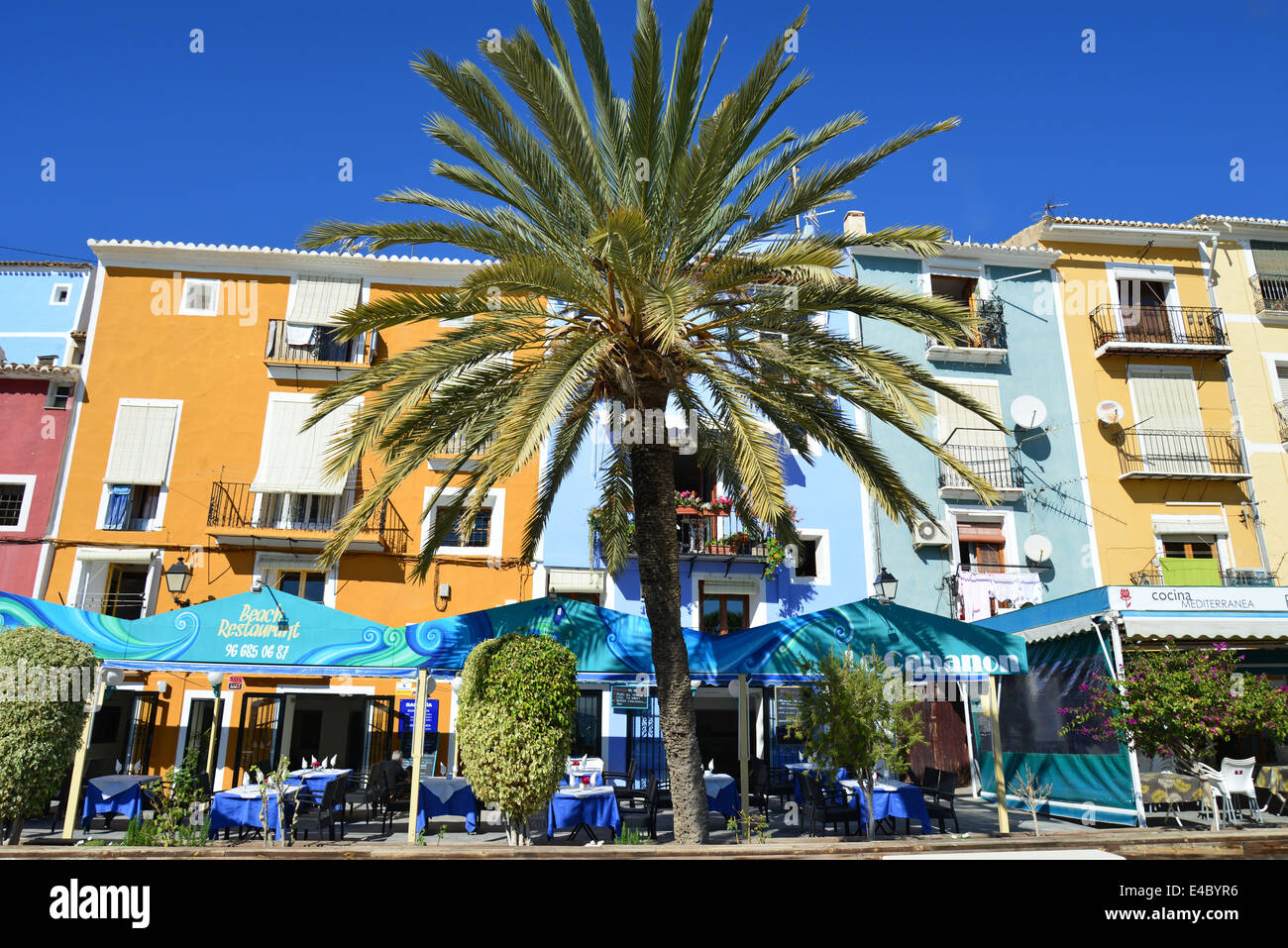Restaurants en bord de mer, La Vila Joiosa (Villajoyosa), Costa Blanca, Alicante Province, Royaume d'Espagne Banque D'Images