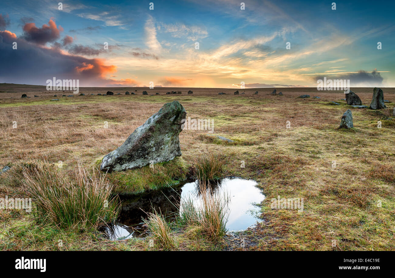 Lever du soleil à Stannon stone circle sur Bodmin Moor en Cornouailles Banque D'Images