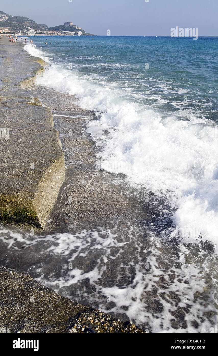 À partir de la côte et de galets de mousse bleu vagues mer Banque D'Images