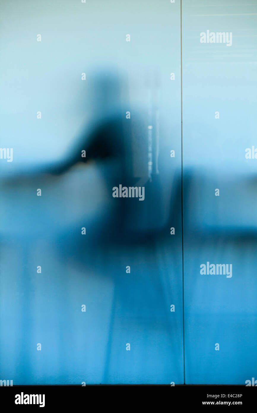 Silhouette d'une personne dans la chambre des députés à la Tate Modern Art Gallery, Londres, Angleterre Banque D'Images Silhouette d'une personne dans la chambre des députés à la Tate Modern Art Gallery, Londres, Angleterre Banque D'Images