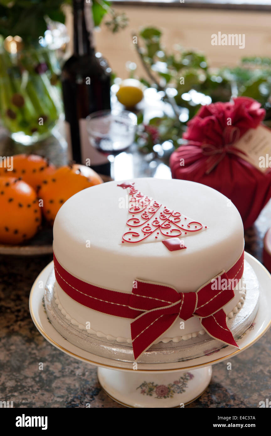 Set de table pour le dîner de Noël avec gâteau Banque D'Images