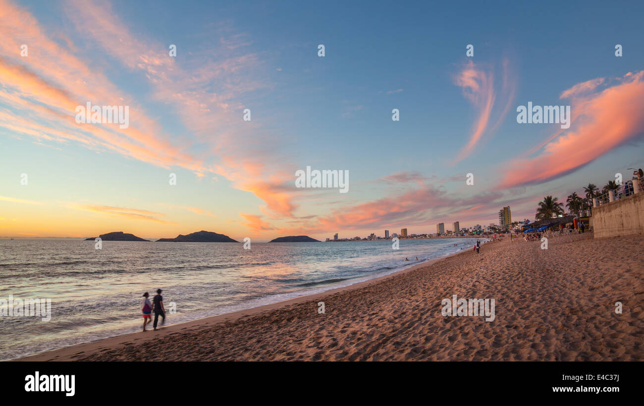 Quelques balades le long de la plage au crépuscule de Mazatlán, Sinaloa, Mexique. Banque D'Images