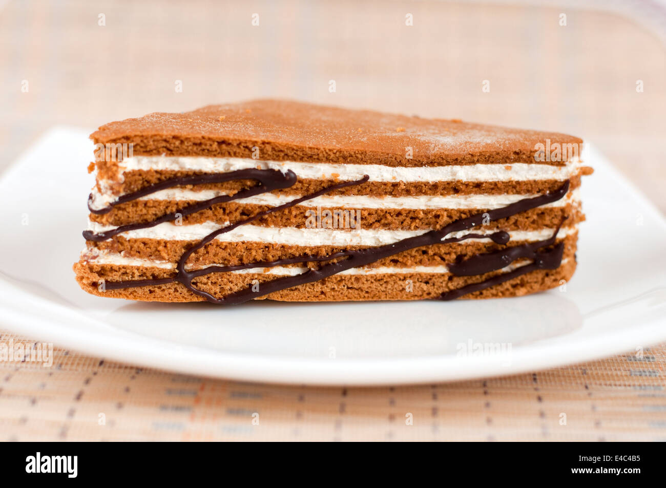 Morceau de tarte feuilletée gâteaux gâteau crème dessert rayures rayures nourriture nutrition calories chocolat Gâteau au miel personne ne Banque D'Images