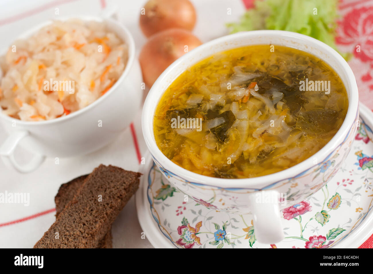 Première shchi aigre choucroute chou chaud salé Produits alimentaires Pain de seigle oignons assiette soupière plat national traditionnel russe Banque D'Images