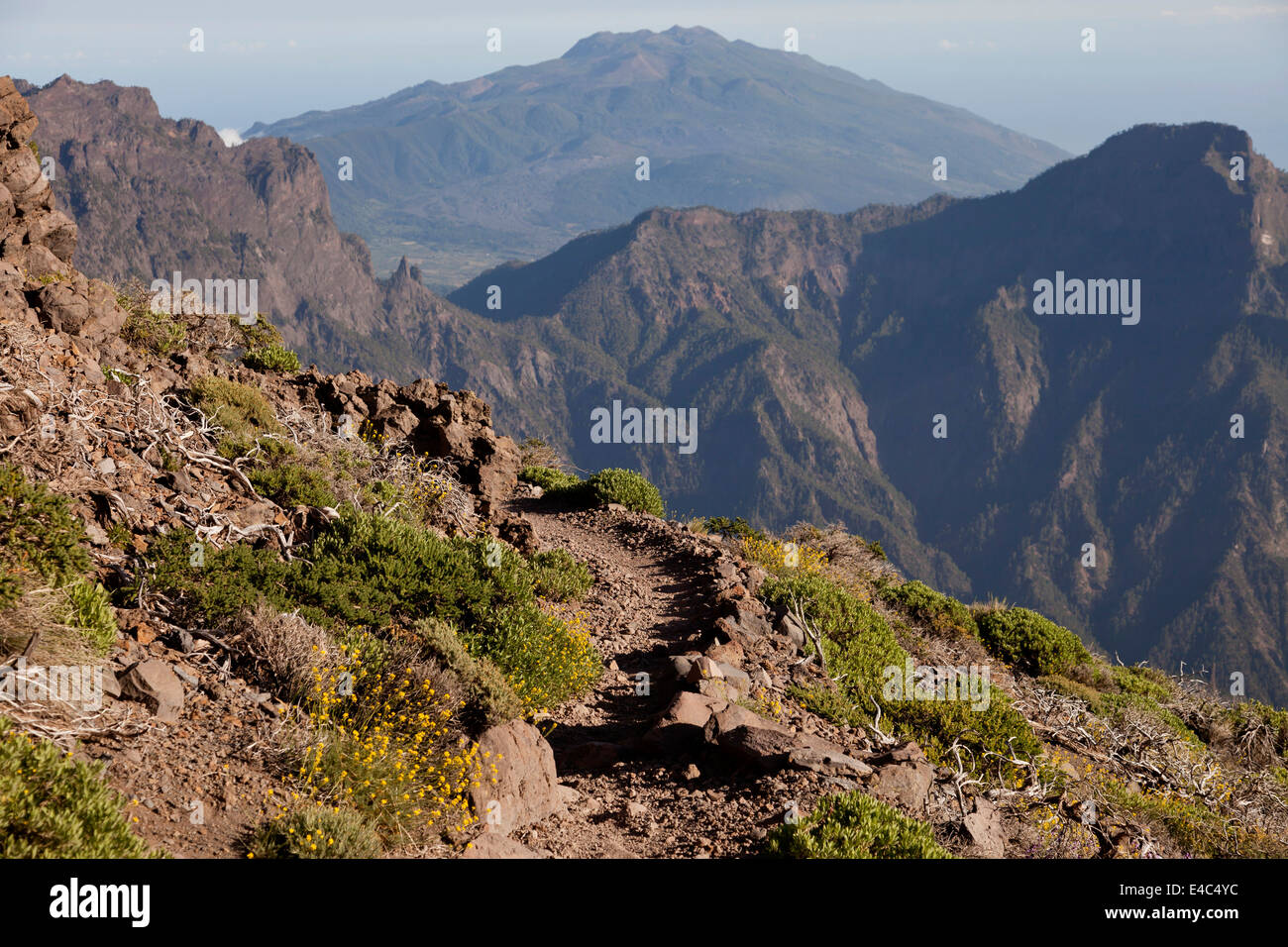 Sentier de randonnée dans le cratère volcanoe près de la Roque de los Muchachos, Caldera de Taburiente National Park, La Palma, Canary Island Banque D'Images