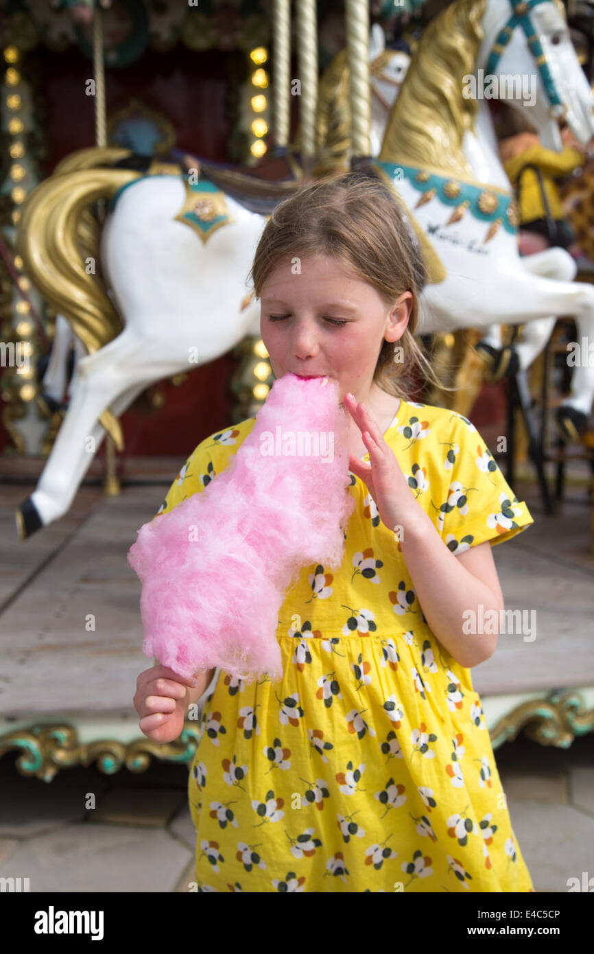 Girl eating Candy Floss, Le Touquet, Pas-de-Calais, France Banque D'Images