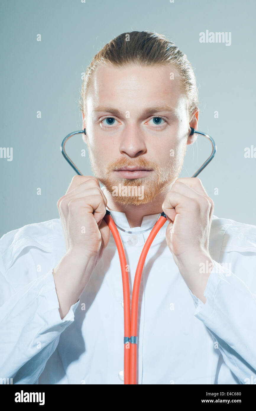 Funny man with stethoscope Banque D'Images