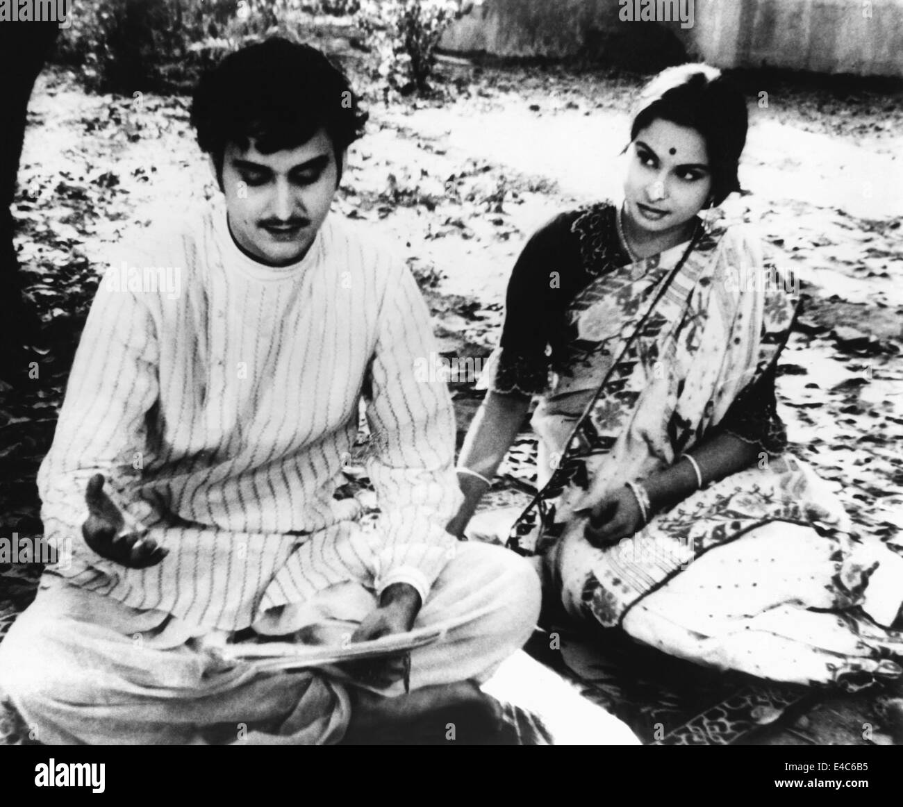 Soumitra Chatterjee, madhabi Mukherjee, sur-ensemble du film, 'Charulata', 1964 Banque D'Images