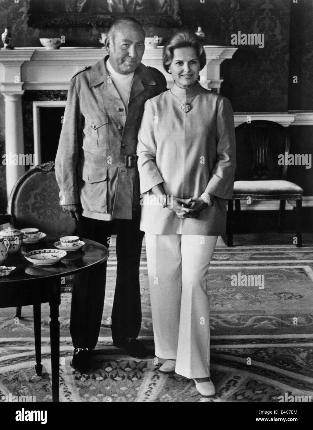 Producteur Hal Wallis et épouse Martha Hyer, sur-ensemble du film, 'l'affaire Nelson', 1973 Banque D'Images