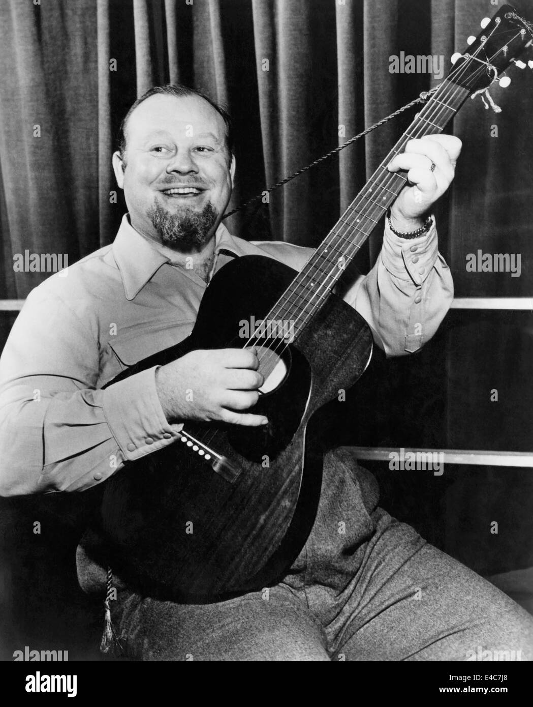 Jouer de la guitare, Burl Ives, vers début des années 1950 Banque D'Images