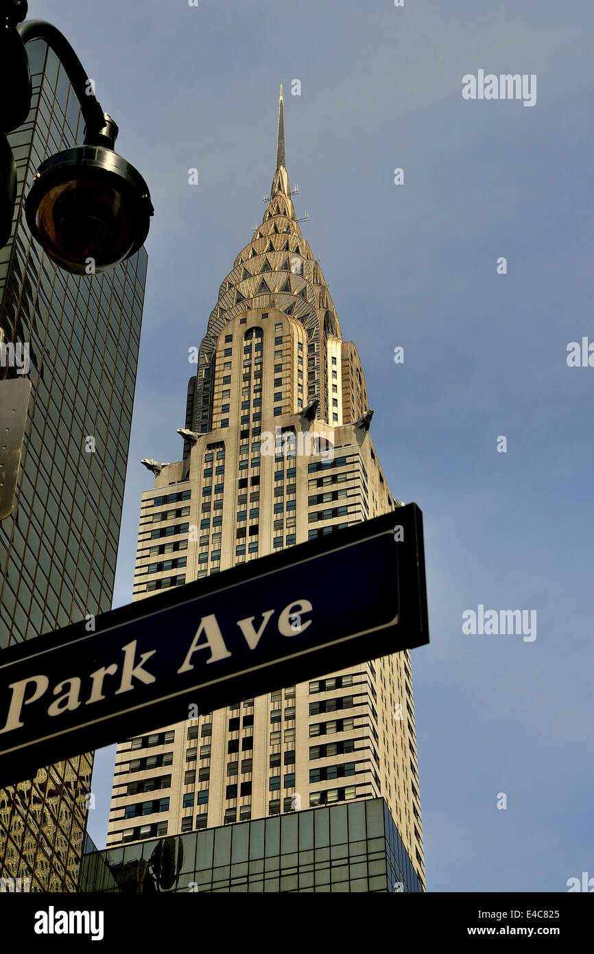 NYC : Park Avenue street sign et le Chrysler Building 1930 Banque D'Images