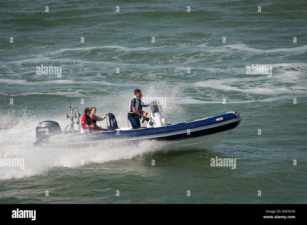 Bateau à moteur hors-bord sur le Solent, en Angleterre. Banque D'Images