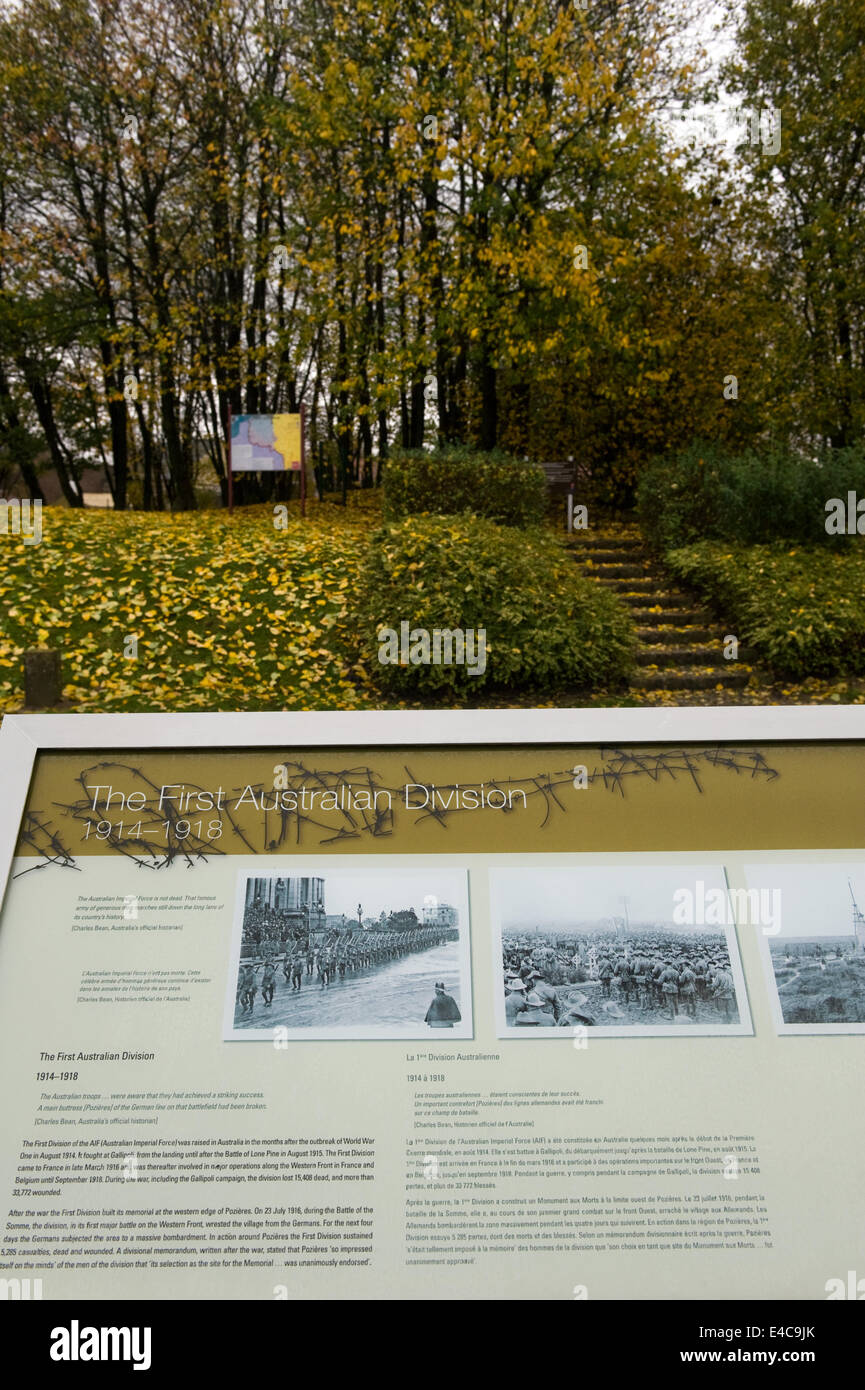 Les panneaux d'information près de première division australienne le mémorial qui expliquent les sites. Banque D'Images Les panneaux d'information près de première division australienne le mémorial qui expliquent les sites. Banque D'Images