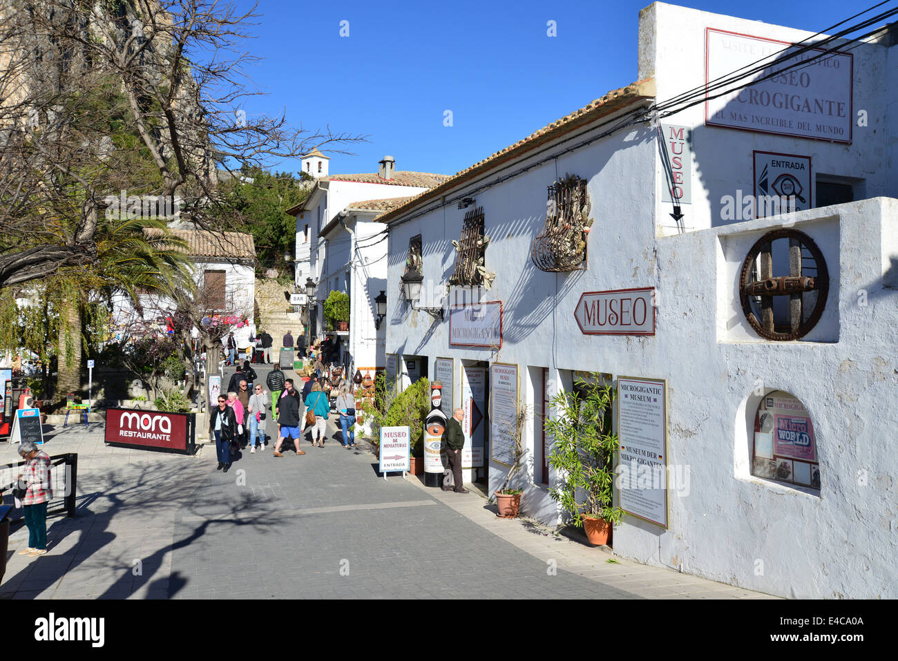 Scène de rue, El Castell de Guadalest, Marina Baixa, Province d'Alicante, Royaume d'Espagne Banque D'Images