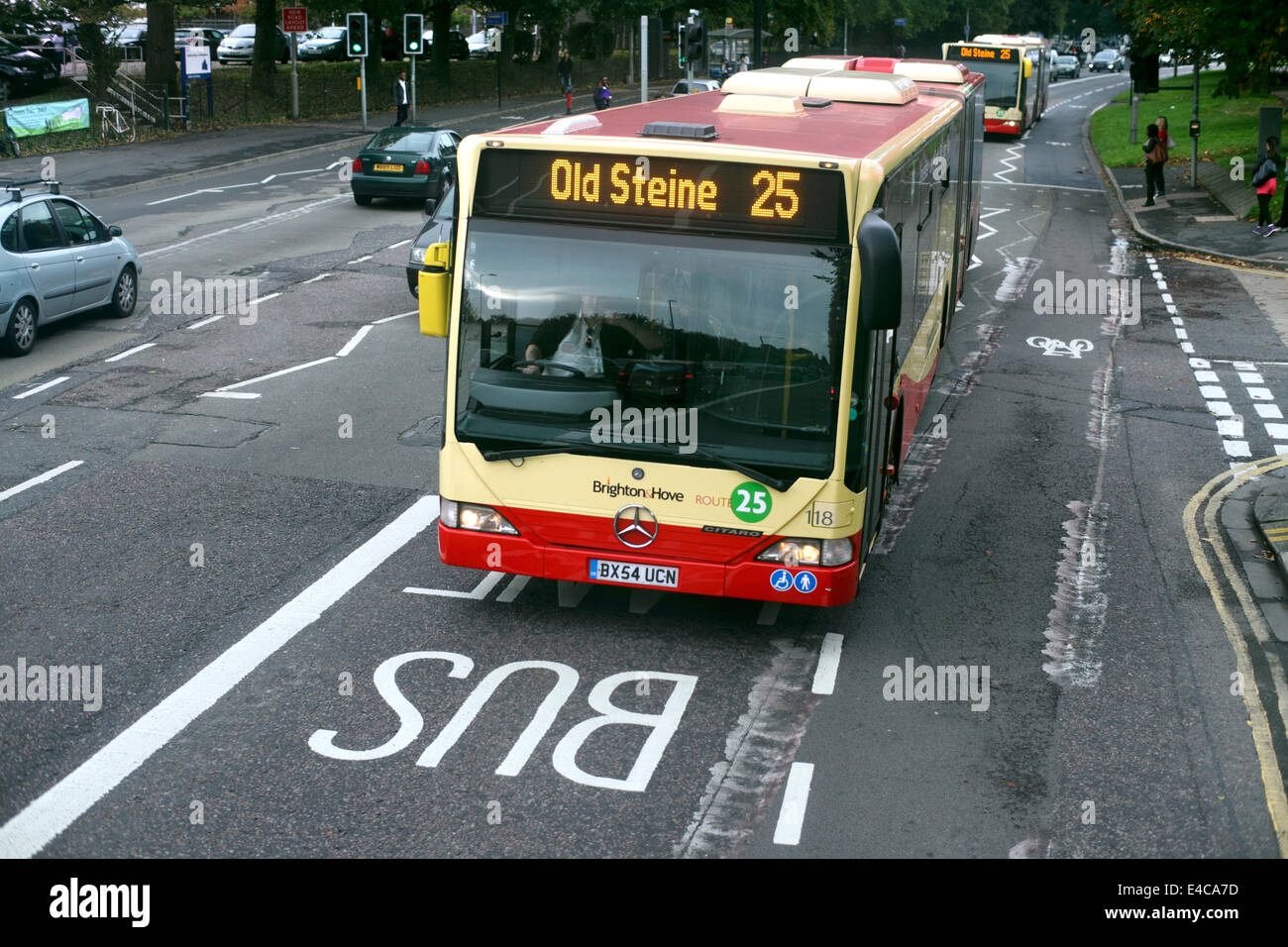 Deux bendy bus dans un bus lane sur Lewes Road, Brighton. Banque D'Images