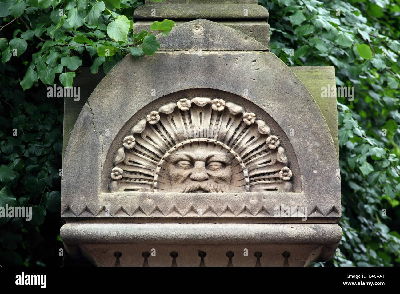 Soleil visage sur les piliers de la porte à une entrée à Waterloo, Promenade, Mont Hooton Road, Nottingham Banque D'Images