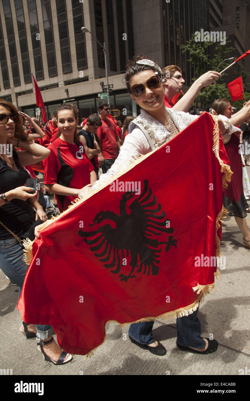 Fiers américains mars dans l'Albanais immigrés internationaux Parade sur la 6ème Avenue à New York. Banque D'Images