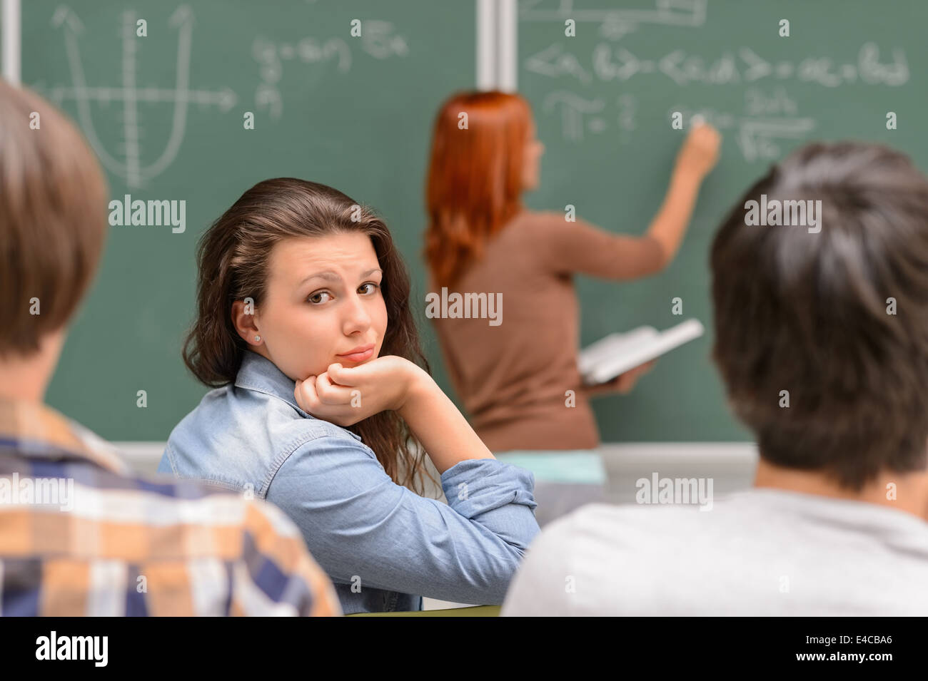 Fille étudiante ennuyé au cours de cours de mathématiques assis woman Banque D'Images