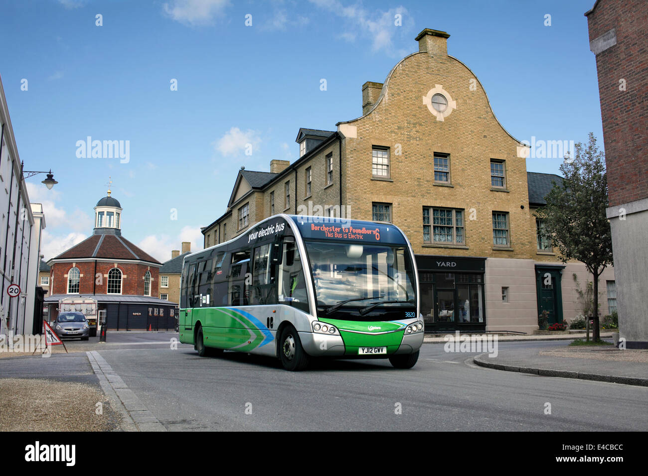 Un bus électrique dans le domaine de Poundbury, Dorchester, Dorset. Banque D'Images