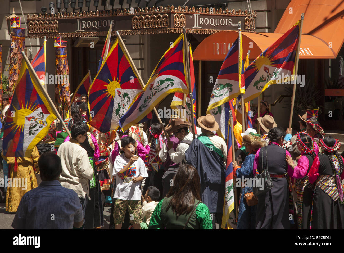 Les tibétains en mars dans les immigrants internationaux défilent à New York exprimer leur patrimoine ancien profondément spirituelle. Banque D'Images