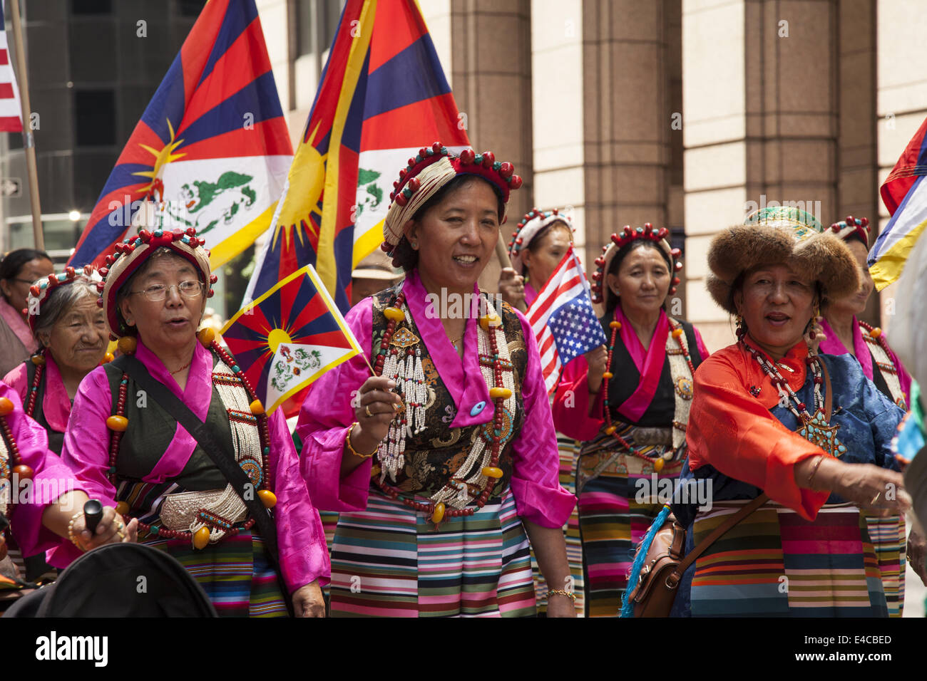 Les tibétains en mars dans les immigrants internationaux défilent à New York exprimer leur patrimoine ancien profondément spirituelle. Banque D'Images