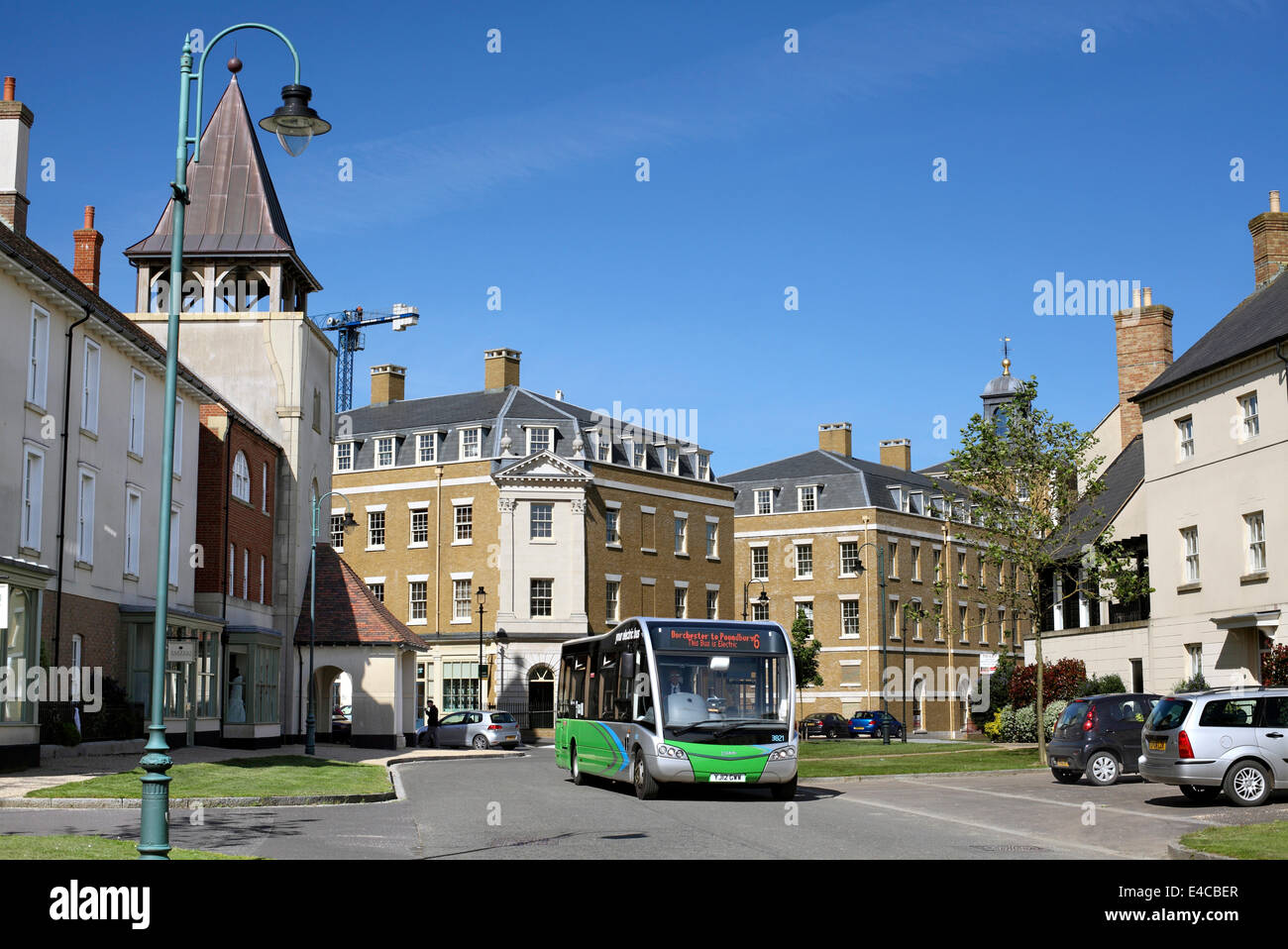 Un bus électrique dans le domaine de Poundbury, Dorchester, Dorset. Banque D'Images