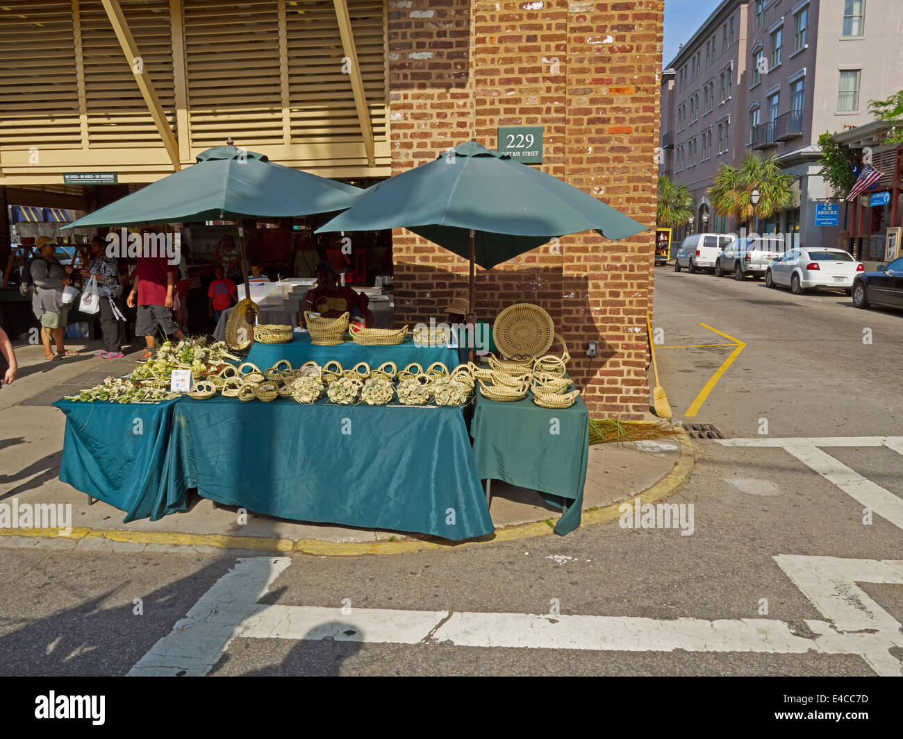 Des paniers en vente au stand de l'herbe douce et les roses à l'extérieur du marché de la ville de Charleston, Caroline du Sud Banque D'Images