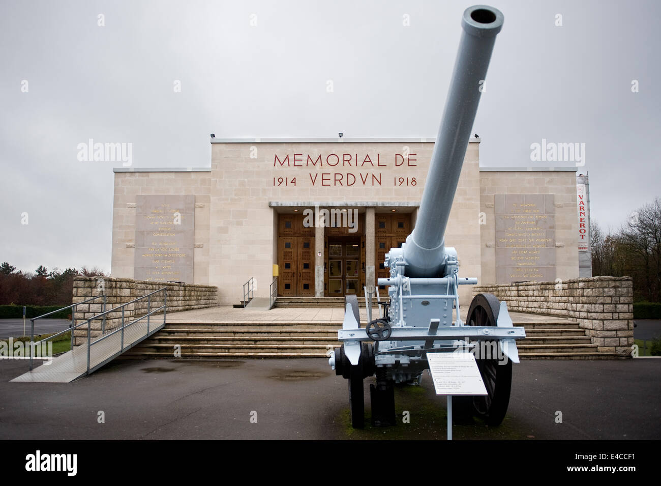 Un Français De Bange 155mm de long cannon mle. 1877 à l'entrée du Mémorial de Verdun. Banque D'Images