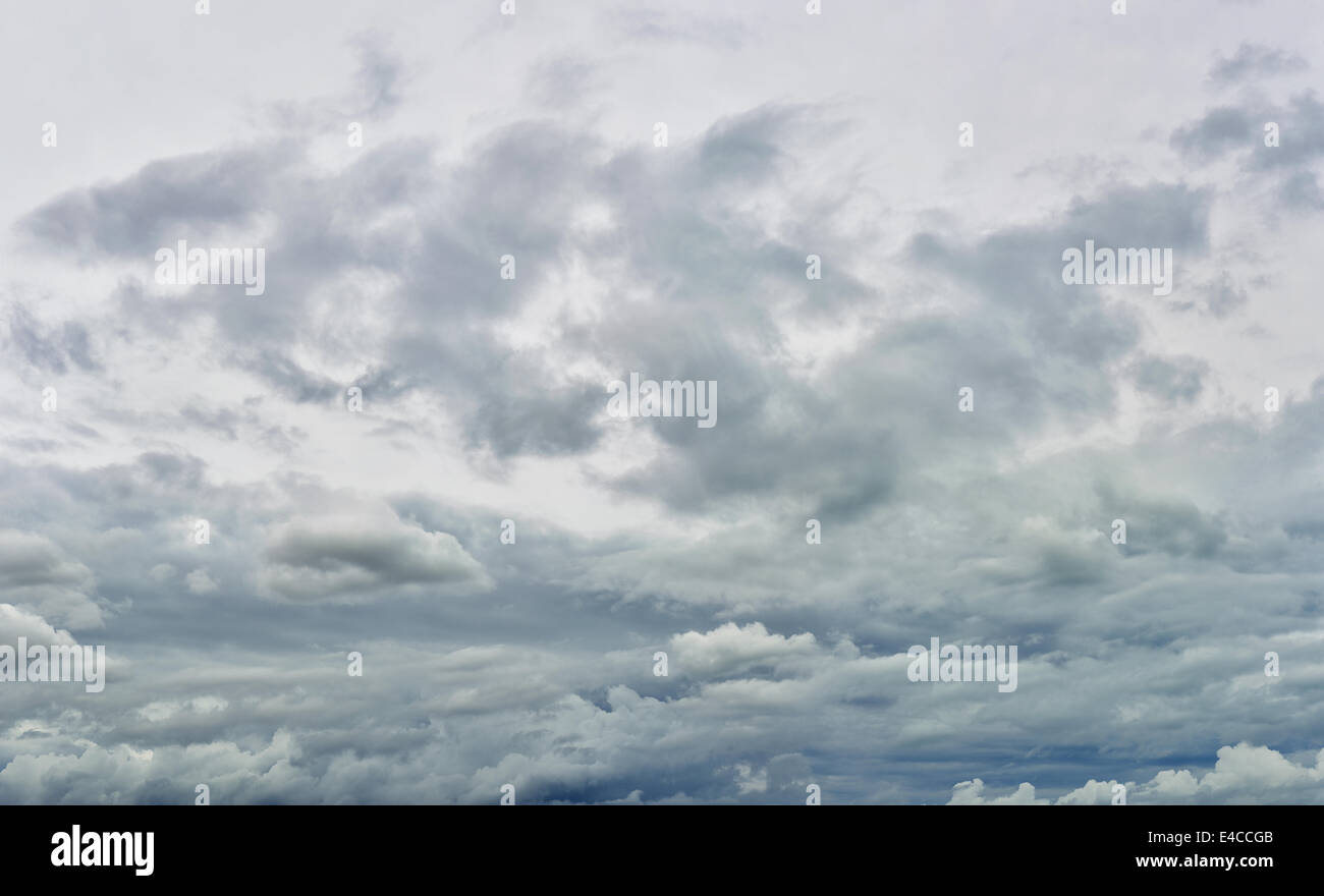 Ciel gris avec des nuages de tempête Banque D'Images