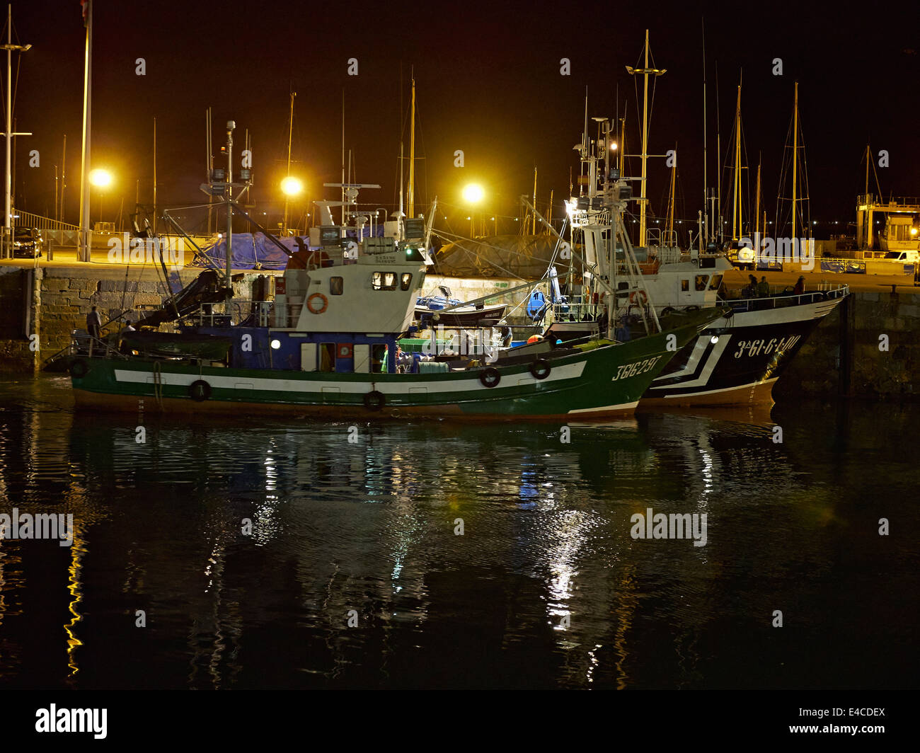 Getaria, Gipuzkoa, Pays Basque, Espagne. Le port de pêche commerciales achalandées. Les bateaux de pêche se préparent à quitter le port de nuit. Banque D'Images