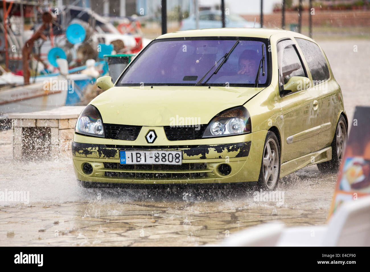 Des pluies torrentielles et de la grêle d'un orage à Sivota, Grèce. Banque D'Images