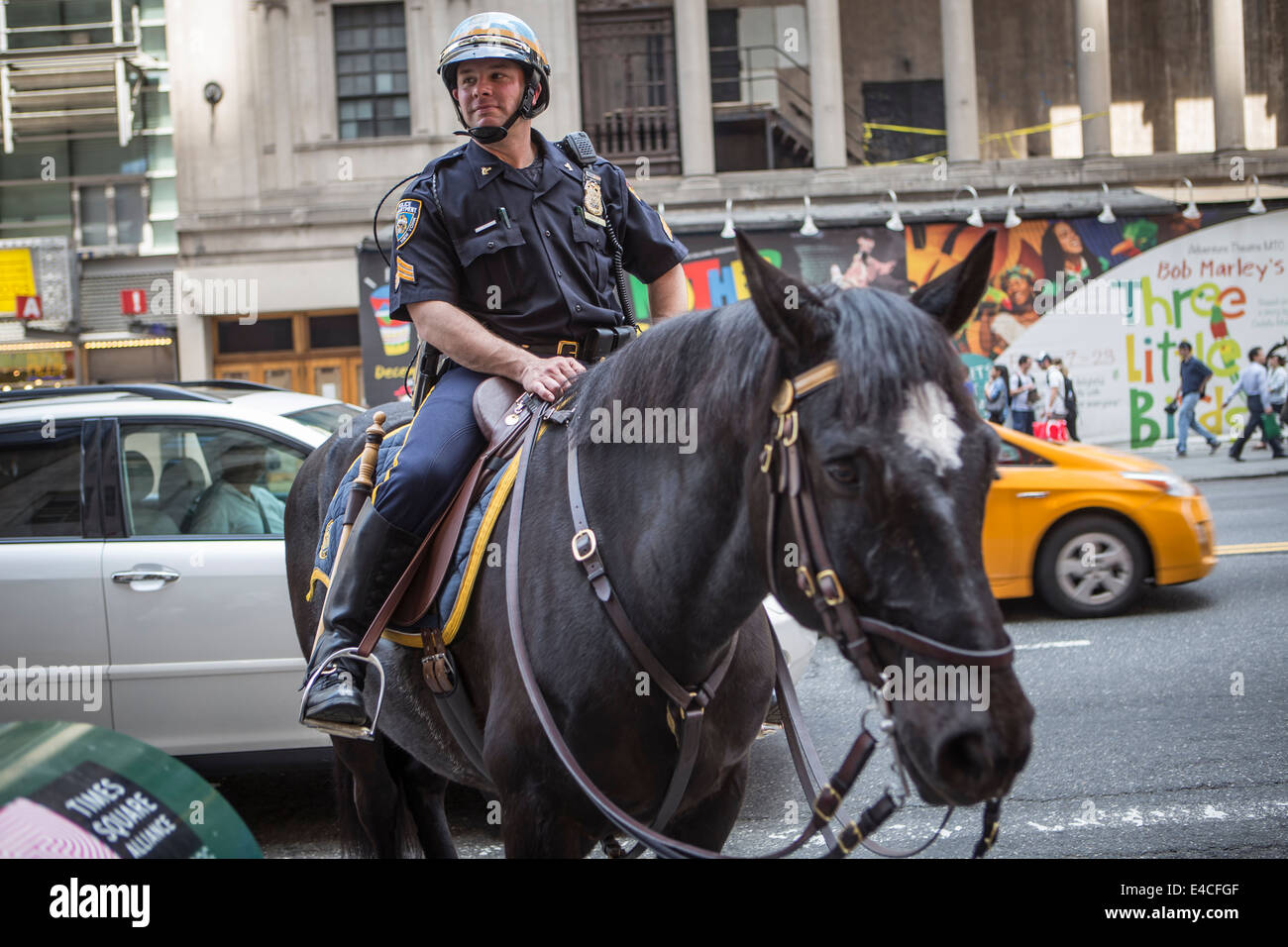 Un officier de la Police à cheval est représenté à New York, NY Banque D'Images